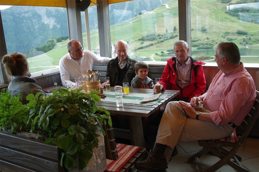 G%EF%BF%BD%EF%BF%BDste lauschen den Ansprachen / Foto Hanno Jacobs