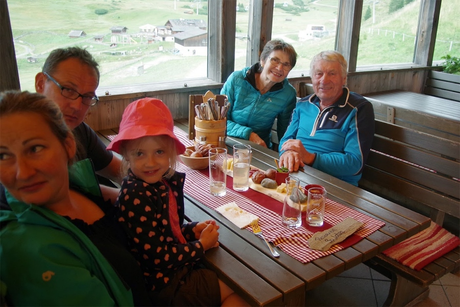 Die ehemaligen H%EF%BF%BDttenwirtsleute Hannelore und Franz Althaler mit Familie / Foto Hanno Jacobs