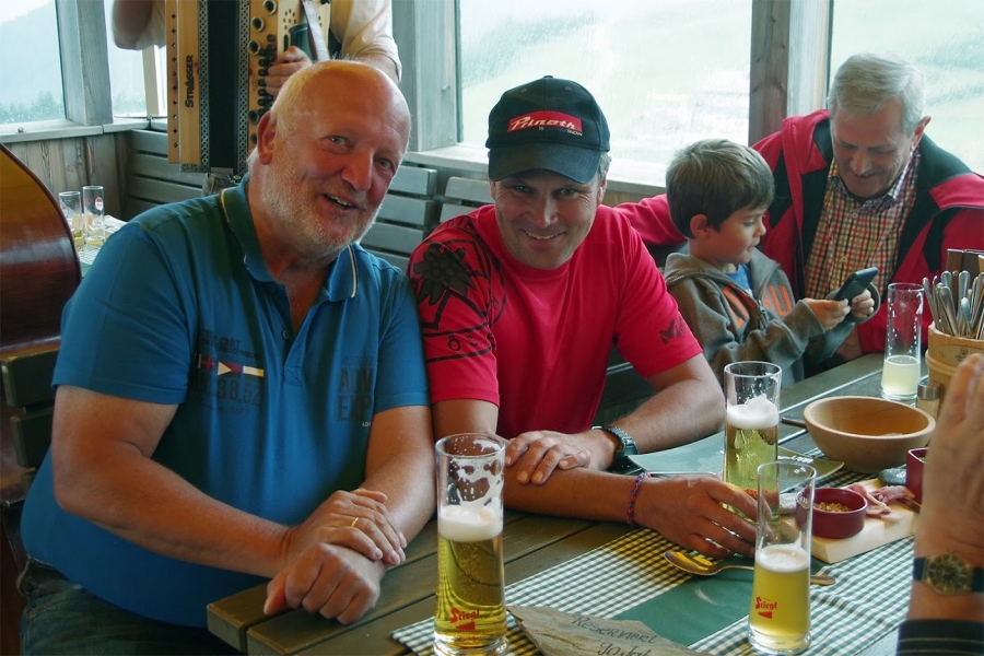 Beisitzer Wege (Wegewart) Manfred Stein und die Bergrettung / Foto Hanno Jacobs