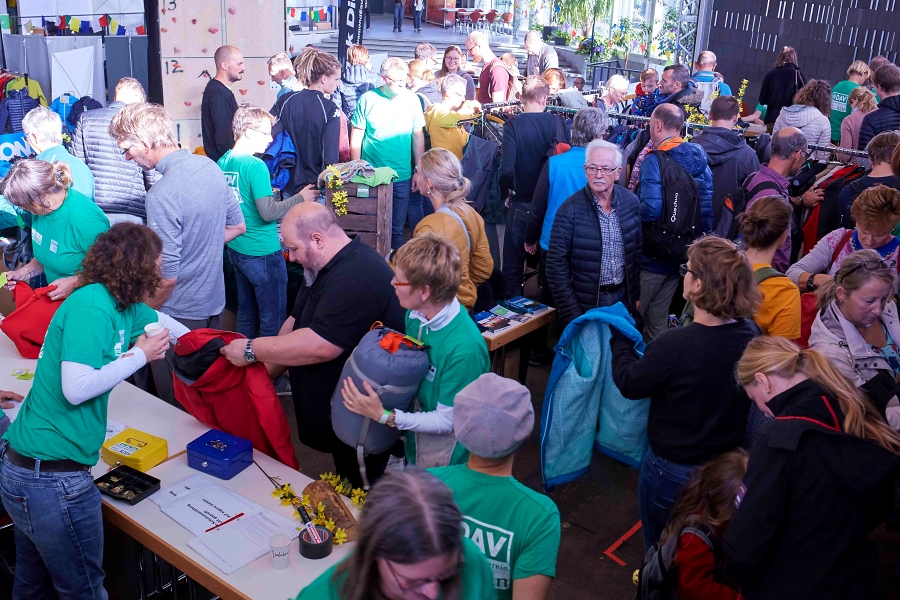 12. K%EF%BF%BD%EF%BF%BDlner AlpinTag: Viel los am Secondhand-Markt / Foto Sven Meurs