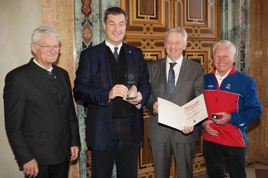 DAV-Pr%EF%BF%BD%EF%BF%BDsident Josef Klenner wird von der Bergwacht geehrt