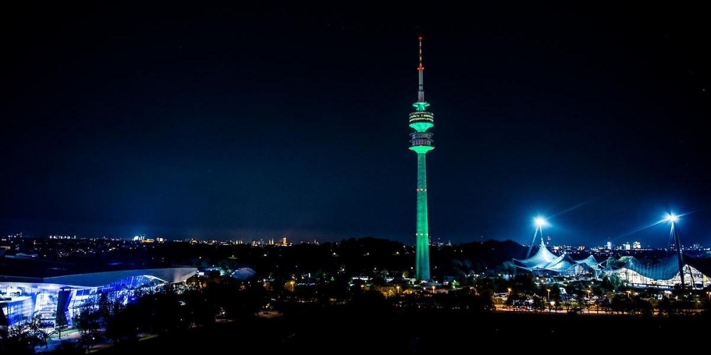 Der gr%EF%BF%BD%EF%BF%BDn angestrahlte Olympiaturm als symbolisches Ausrufezeichen des DAV f%EF%BF%BD%EF%BF%BDr den Klimaschutz / Foto DAV/Julian Rohn