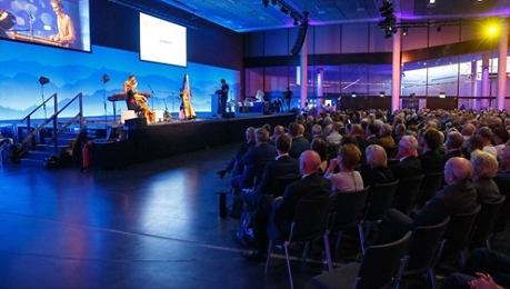 Besucher lauschen der Musik beim Festakt