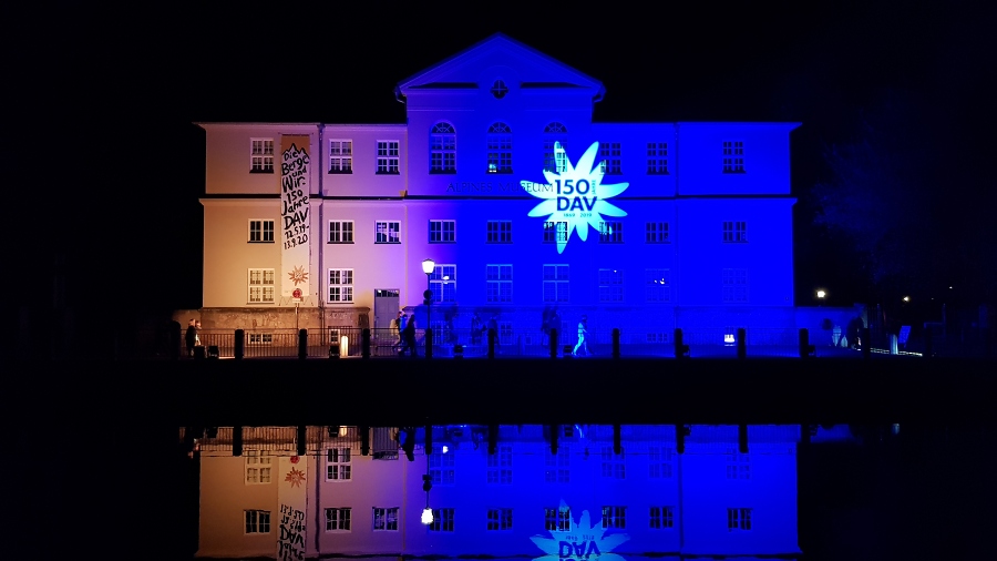 Nach der Hauptversammlung lud das sch%EF%BF%BD%EF%BF%BDn illuminierte Alpine Museum zur After-Work-Party ein