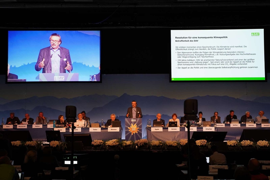 Vizepr%C3%A4sident Rudi Erlacher bei der Vorstellung der Klimaresolution 2019 Foto: DAV/Georg Hohenester