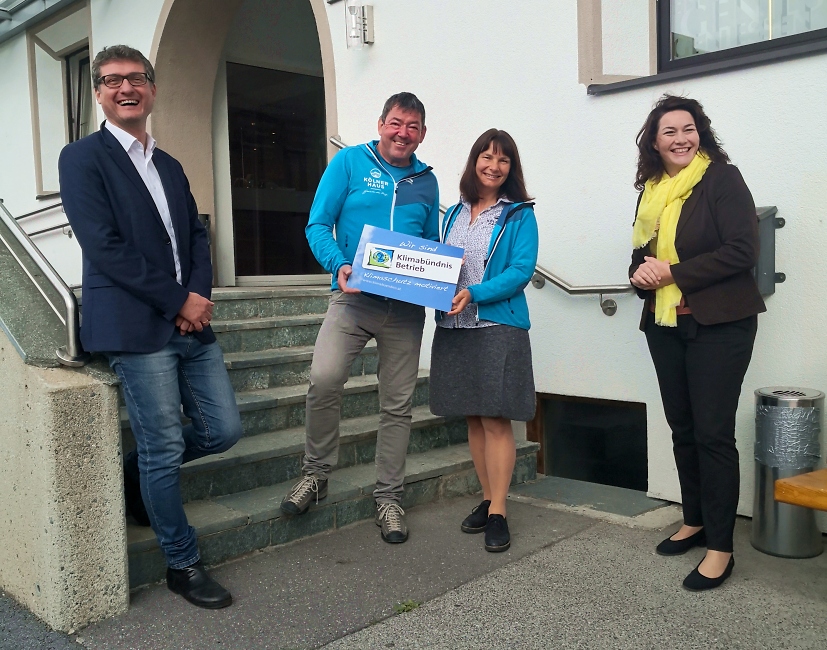 Unsere Httenwirtsleute Anja und Walter mit LHStvin und Klimabndnis-Obfrau Ingrid Felipe und Klimabndnis-Geschftsfhrer Andr Stigger Foto: Gaby Stein