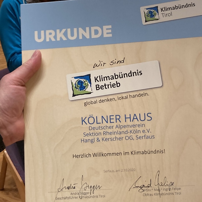 Die Urkunde des K%C3%B6lner Hauses als Klimab%C3%BCndnis Betrieb Foto: Werner Gantner
