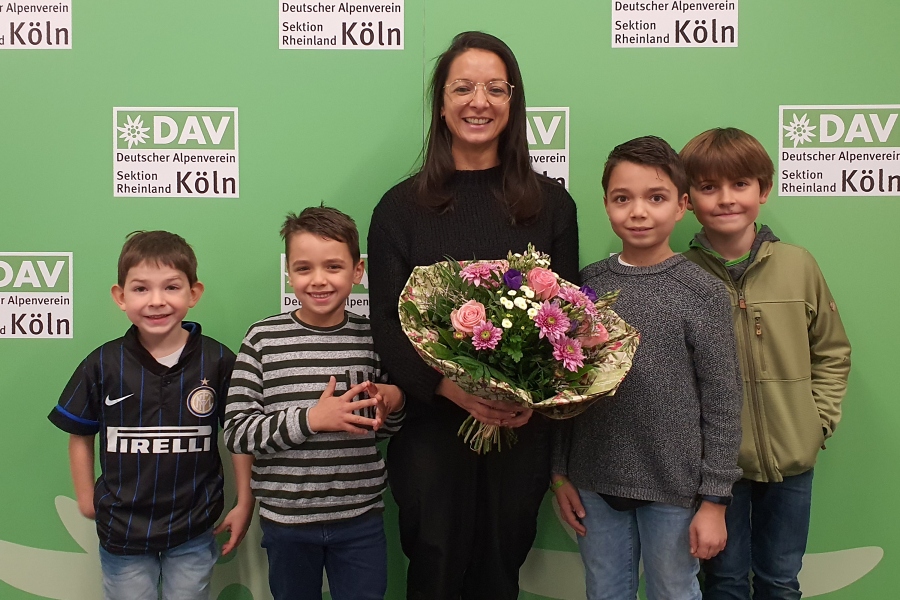 Unser 20.000stes Mitglied Nora Thiele, mit ihren S%C3%B6hnen Luis und David (links und rechts von ihr), unterst%C3%BCtzt von Henry und Tim Mahlke (links und rechts au%C3%9Fen)