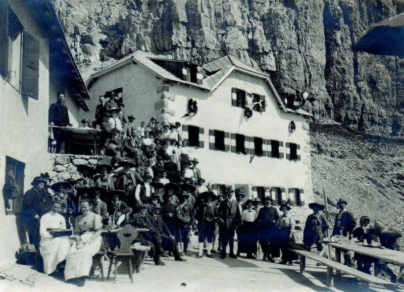 Einweihung des Schlafhauses 1913 - Foto Archiv K%EF%BF%BD%EF%BF%BDlner Alpenverein 