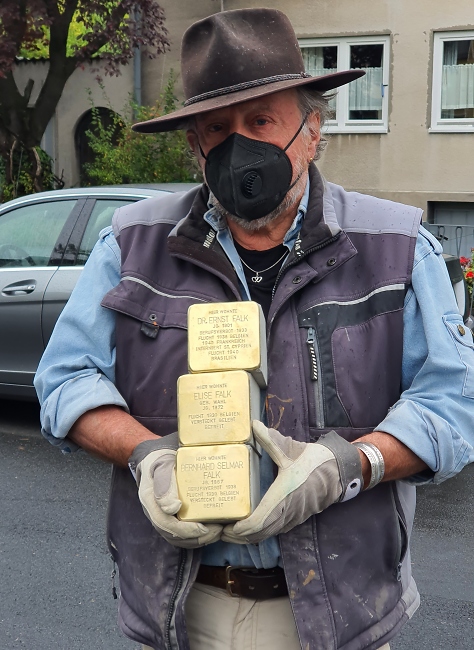 Gunter Demnig mit Stolpersteinen