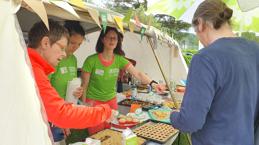 Sommerfest in Blens - Am Kuchenbuffet - Foto: Kalle Kubatschka