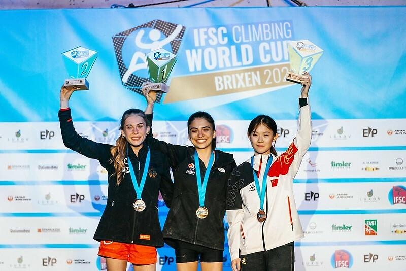 Das Podium in Brixen. v.l.n.r.: Hannah Meul, Natalia Grossman, Luo Zhilu. Foto: Lena Drapella/IFSC