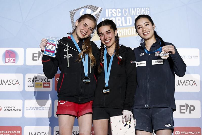 Hannah Meul auf dem Podium. Um ihren Hals h%C3%A4ngt Christoph Schweigers Athleten-Ausweis. Foto: Dimitris Tosidis/IFSC