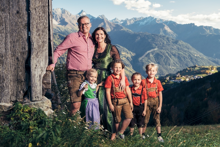 Unsere neuen H%C3%BCttenwirtsleute am K%C3%B6ln Haus: Tanja Zangerl und Bj%C3%B6rn Wolf mit ihren Kindern
