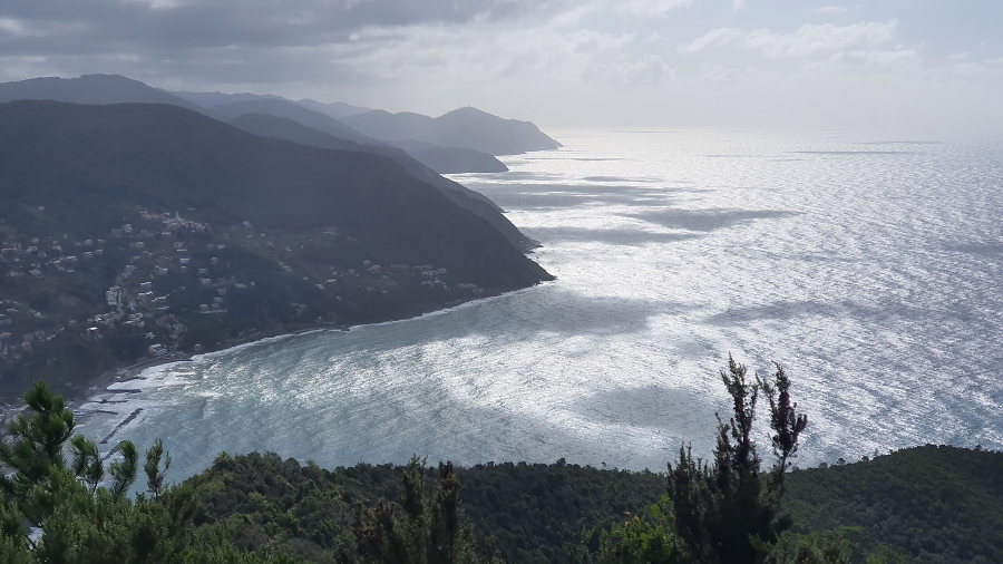 Bahnwandern an der ligurischen K%C3%BCste - Blick vom Monte Comunaglia / Foto: Kalle Kubatschka