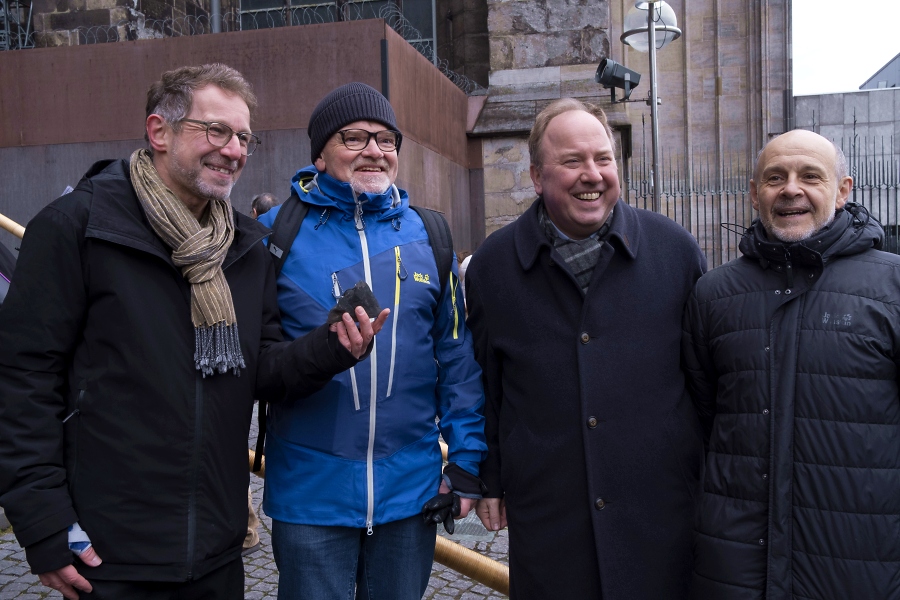 %C3%9Cbergabe des Domstein: Dombaumeister Peter F%C3%BCssenich, Wolfgang Spicher, Domdechant Monsignore Robert Kleine, Kalle Kubatschka / Foto: Simone Szymanski