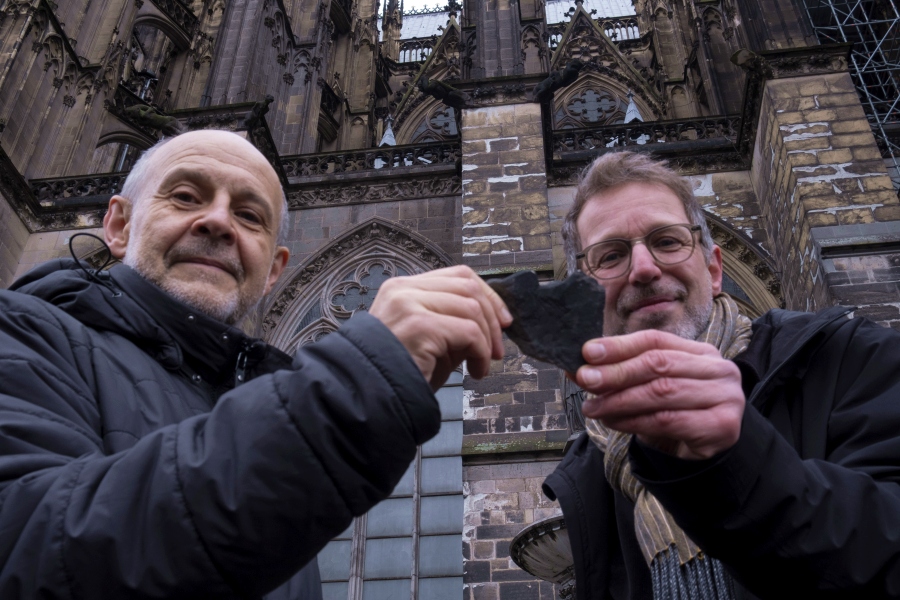 Dombaumeister Peter F%C3%BCssenich %C3%BCbergibt den Domstein an Kalle Kubatschka / Foto: Simone Szymanski