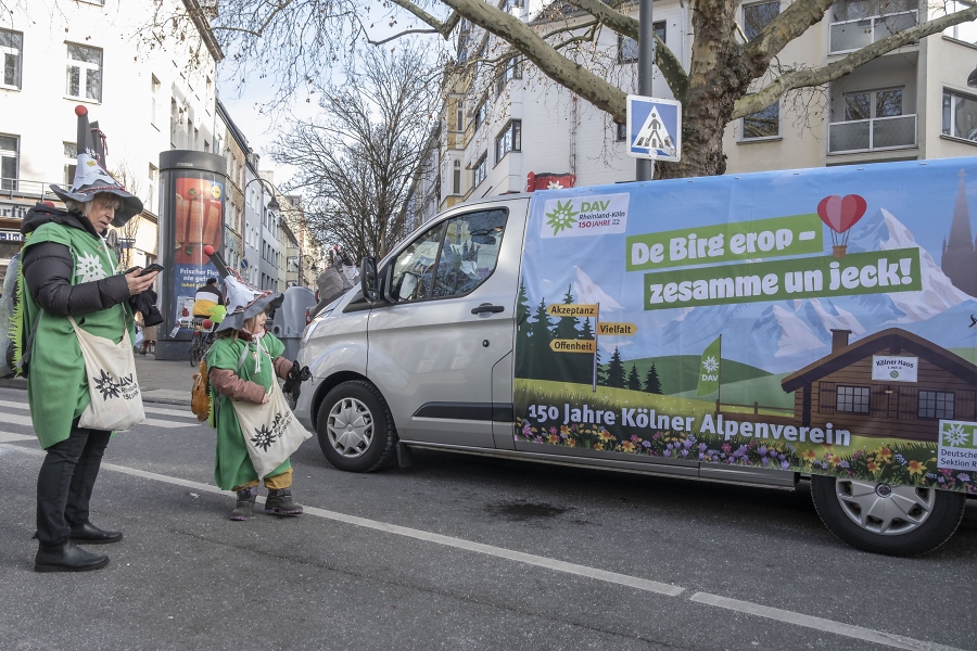 Der Bagagewagen mit unserem Motto: De Birg erop - zesamme un jeck! / Foto: Simone Szymanski