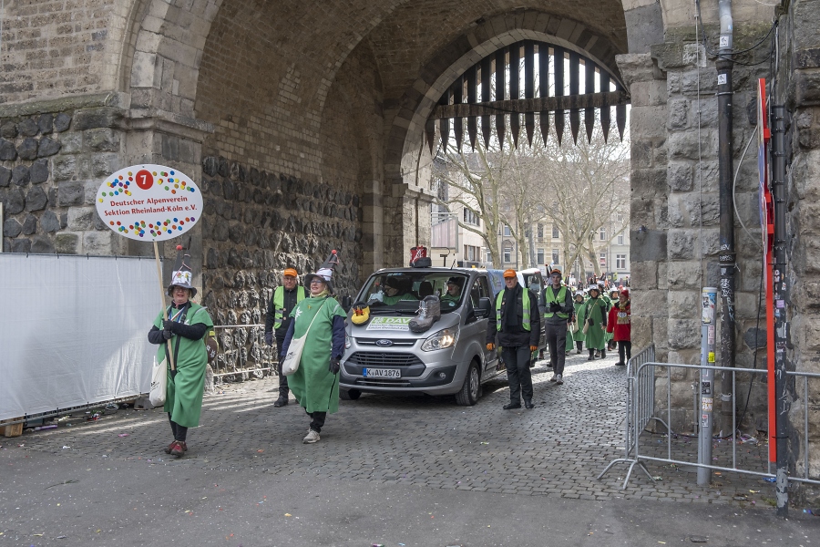 Ines geht durch das Severinstor voran / Foto: Simone Szymanski
