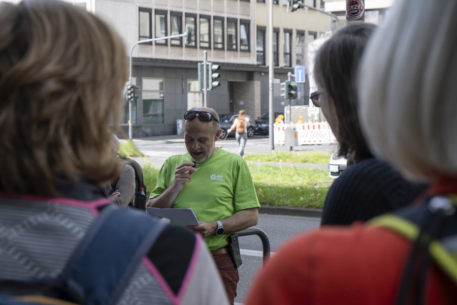 Stolperstein-Spaziergang / Foto: DAV/Simone Szymanski