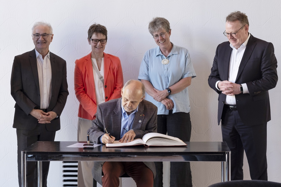 Die vier Vorsitzenden Turan Caglayan, Jutta Kern, Kalle Kubatschka, Renate Jaritz beim Eintrag ins G%C3%A4stebuch / Foto: DAV Rheinland-K%C3%B6ln/Simone Szymanski