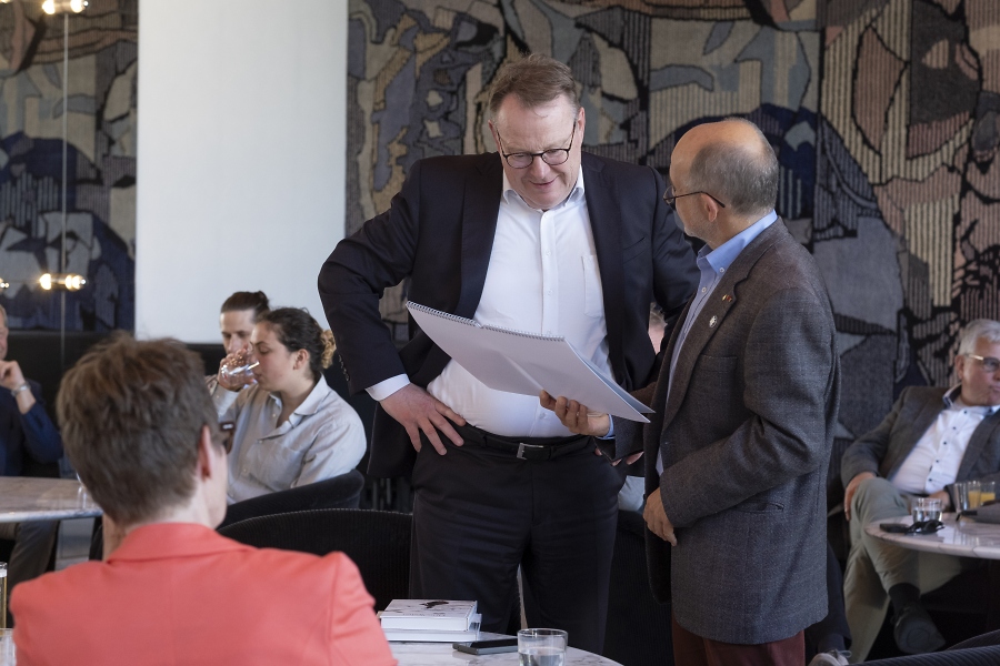 Kalle Kubatschka %C3%BCberreicht Torsten Burmester den Jubil%C3%A4umskalender / Foto: DAV Rheinland-K%C3%B6ln/Simone Szymanski