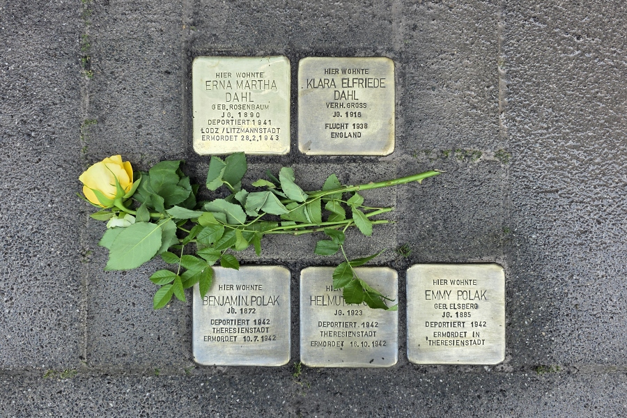 Stolperstein f%C3%BCr Erna Martha Dahl, neben dem von Klara Elfriede Dahl / Foto: Kalle Kubatschka/DAV Rheinland-K%C3%B6ln
