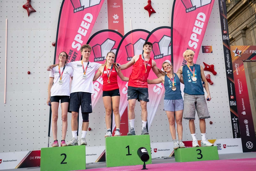 Laura Wachter (DAV Ravensburg) und Nick Re%C3%9Fmann (DAV Mannheim), Nele Thomas (DAV Rheinland-K%C3%B6ln) und Andrin Zedler (DAV D%C3%BCsseldorf), Florence Gr%C3%BCnewald (DAV Kaiserslautern) und Finn-Lucas Scholtes (DAV Trier) / Foto: DAV/Xaver Quintus
