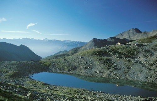 Hexensee mit Hexenseehütte gegen Ötztaler Alpen / Foto: Kalle Kubatschka