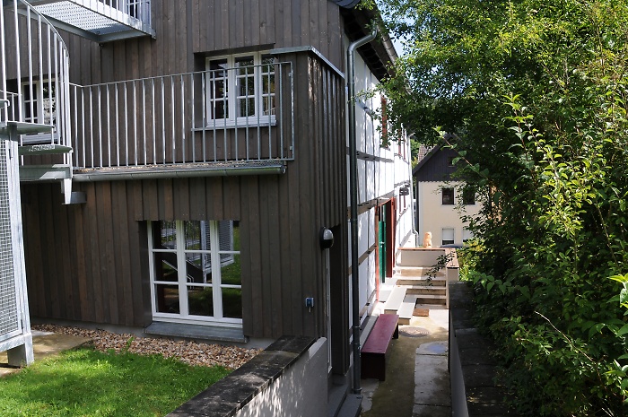 Blick vom oberen Garten zum Vorplatz / Foto: Kalle Kubatschka