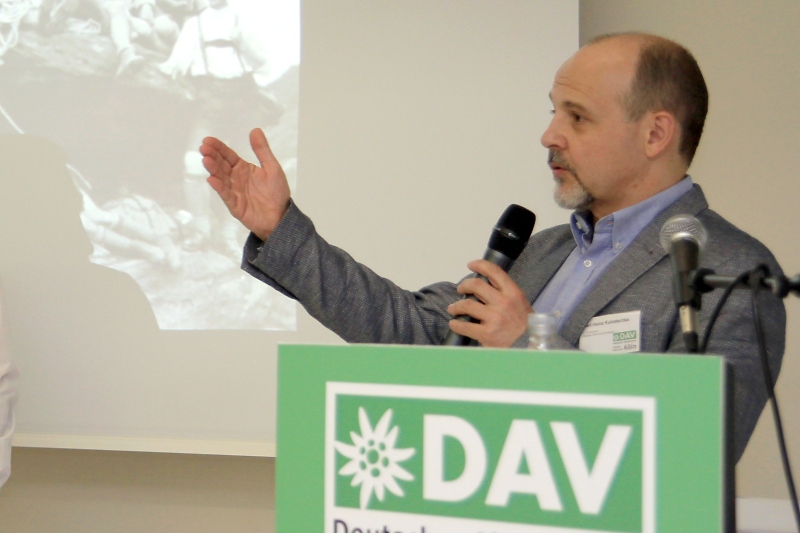 Kalle Kubatschka begr%C3%BC%C3%9Ft die Anwesenden und f%C3%BChrt in das Thema ein / Foto: Miriam Ersch