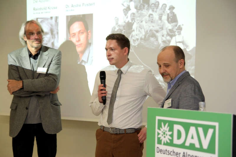 Die Autoren Reinhold Kruse und Dr. Andr%C3%A9 Postert mit dem 1. Vorsitzenden / Foto: Miriam Ersch