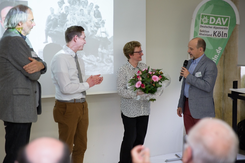 Kalle Kubatschka bedankt sich bei Dr. Barbara Becker-J%EF%BF%BDkli vom NSDOK f%EF%BF%BDr die Unterst%EF%BF%BDtzung / Foto: Philipp Hesse