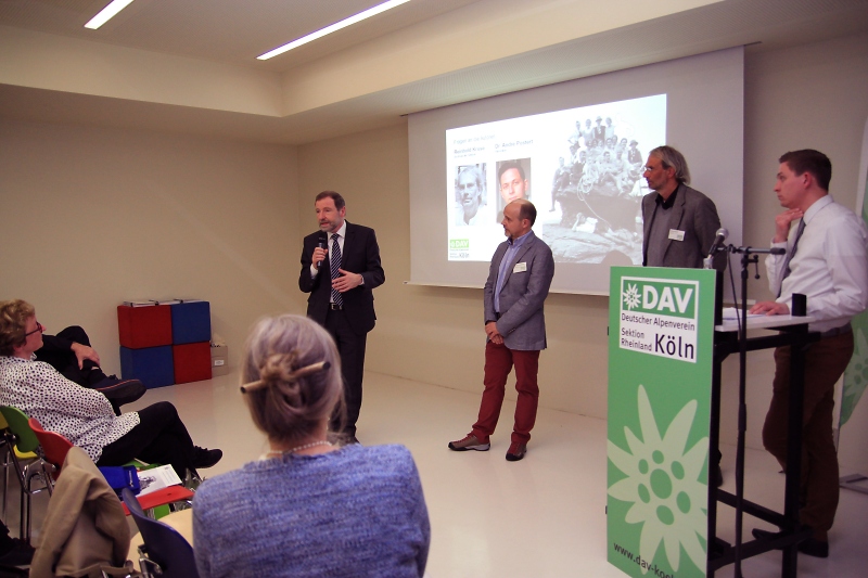 Dr. Werner Jung erkl%C3%A4rt zum Thema / Foto: Miriam Ersch