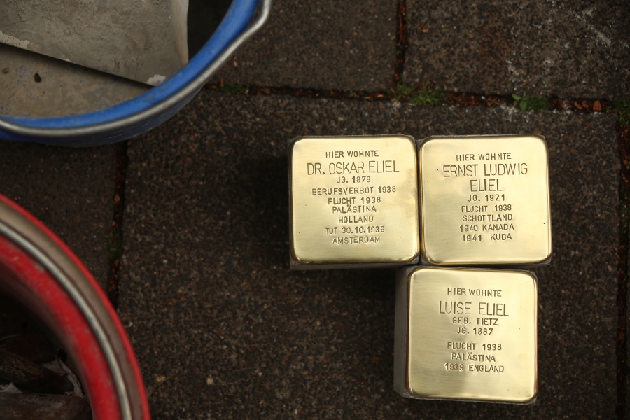 5. Stolpersteinverlegung: f%EF%BF%BDr die Familie von Dr. Oskar Eliel, Voigtelstra%EF%BF%BDe 22, K%EF%BF%BDln-Braunsfeld / Foto: Miriam Ersch-Arnold