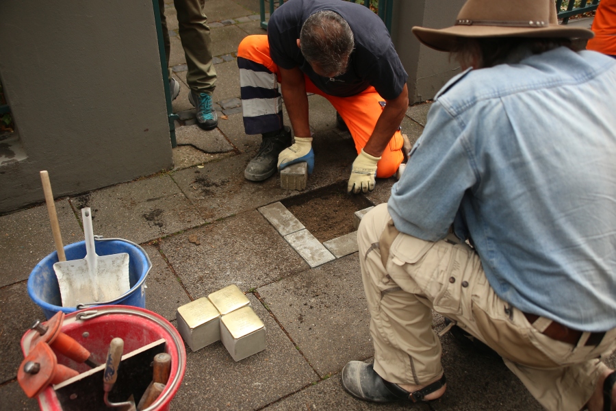 5. Stolpersteinverlegung: f%C3%BCr die Familie von Dr. Oskar Eliel, Voigtelstra%C3%9Fe 22, K%C3%B6ln-Braunsfeld / Foto: Miriam Ersch-Arnold