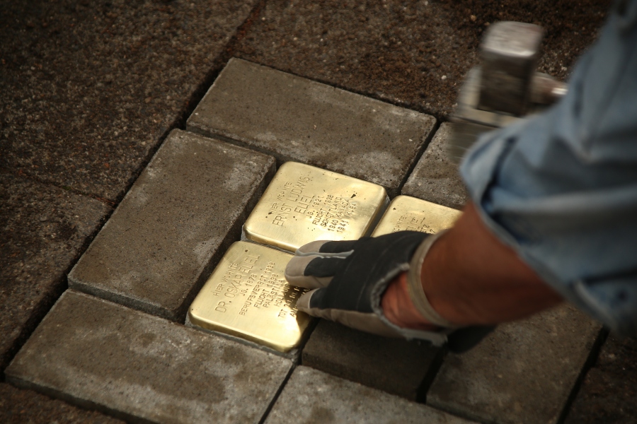 5. Stolpersteinverlegung: f%C3%BCr die Familie von Dr. Oskar Eliel, Voigtelstra%C3%9Fe 22, K%C3%B6ln-Braunsfeld / Foto: Miriam Ersch-Arnold
