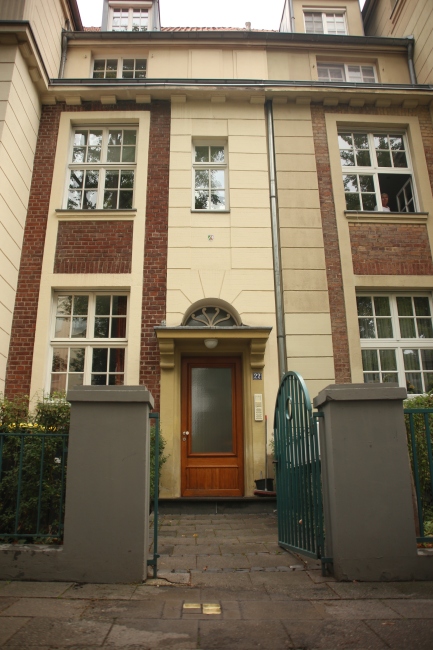 5. Stolpersteinverlegung: f%C3%BCr die Familie von Dr. Oskar Eliel, Voigtelstra%C3%9Fe 22, K%C3%B6ln-Braunsfeld / Foto: Miriam Ersch-Arnold
