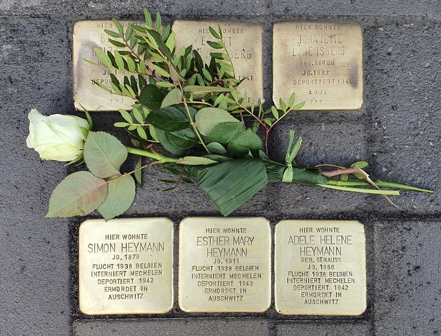Stolpersteine f%C3%BCr die Familie von Simon Heymann, Ehrenstra%C3%9Fe 33/35, 50672 K%C3%B6ln / Foto: Kalle Kubatschka