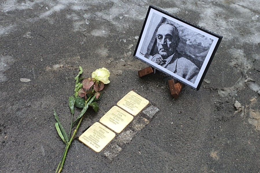 Die frisch verlegten Stolpersteine f%C3%BCr die Familie von Eugen Rosenberg / Foto: Kalle Kubatschka