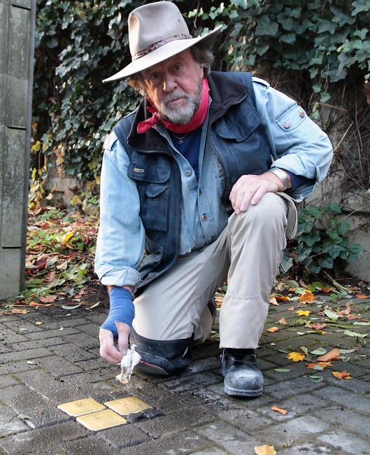 Gunter Demnig gibt den Stolpersteinen ihren letzten Schliff / Foto: Miriam Ersch-Arnold