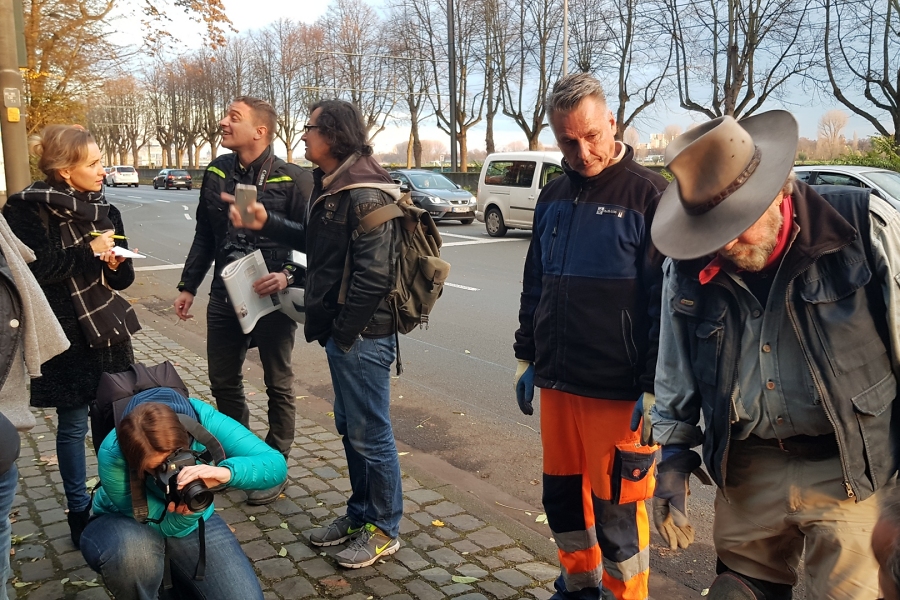 Interessierte Zuschauer und Fotografen bei der Verlegung / Foto: Kalle Kubatschka