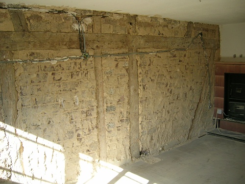 23.07.2010: Das Fachwerk im Kaminzimmer wird freigelegt / Foto: DAV Rheinland-K%EF%BF%BD%EF%BF%BDln
