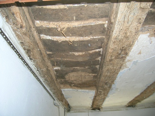 23.07.2010: Unter der Deckenverkleidung kommt eine sch%EF%BF%BD%EF%BF%BDne Holzdecken zum Vorschein / Foto: DAV Rheinland-K%EF%BF%BD%EF%BF%BDln