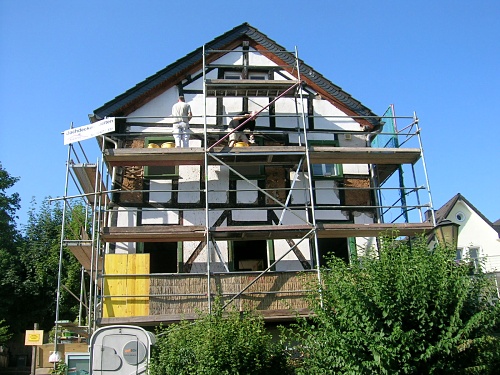 23.07.2010: Auch den Gefachen an der Giebelseite wird zu Leibe ger%EF%BF%BDckt / Foto: DAV Rheinland-K%EF%BF%BDln