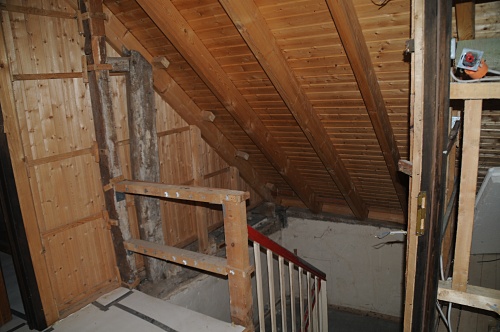 07.08.2010: Oberhalb der Treppe ins DG muss ein Rauchwrmeabzug ins Dach eingebaut werden / Foto: DAV Rheinland-Kln