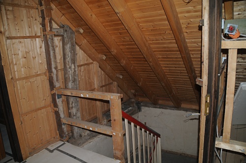 07.08.2010: Oberhalb der Treppe ins DG muss ein Rauchw%EF%BF%BD%EF%BF%BDrmeabzug ins Dach eingebaut werden / Foto: DAV Rheinland-K%EF%BF%BD%EF%BF%BDln