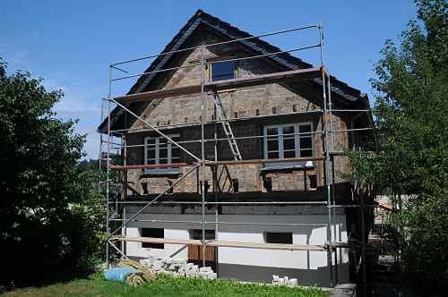 07.08.2010: Hintere Giebelseite mit Vorbereitungen f%EF%BF%BD%EF%BF%BDr den Anbau / Foto: DAV Rheinland-K%EF%BF%BD%EF%BF%BDln