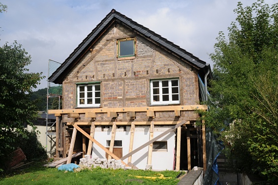 03.09.2010: Abst%EF%BF%BD%EF%BF%BDtzungen an der hinteren Giebelwand