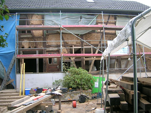 08.10.2010: Neue Balken wurden an alten Positionen rekonstruiert (rechts und oberhalb der Eingangst%EF%BF%BD%EF%BF%BDr) / Foto: DAV Rheinland-K%EF%BF%BD%EF%BF%BDln